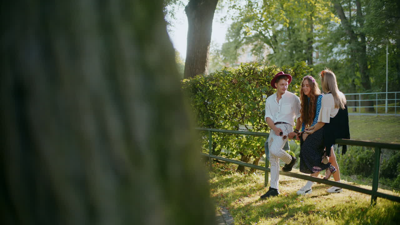 amigos disfrutando del tiempo en el parque