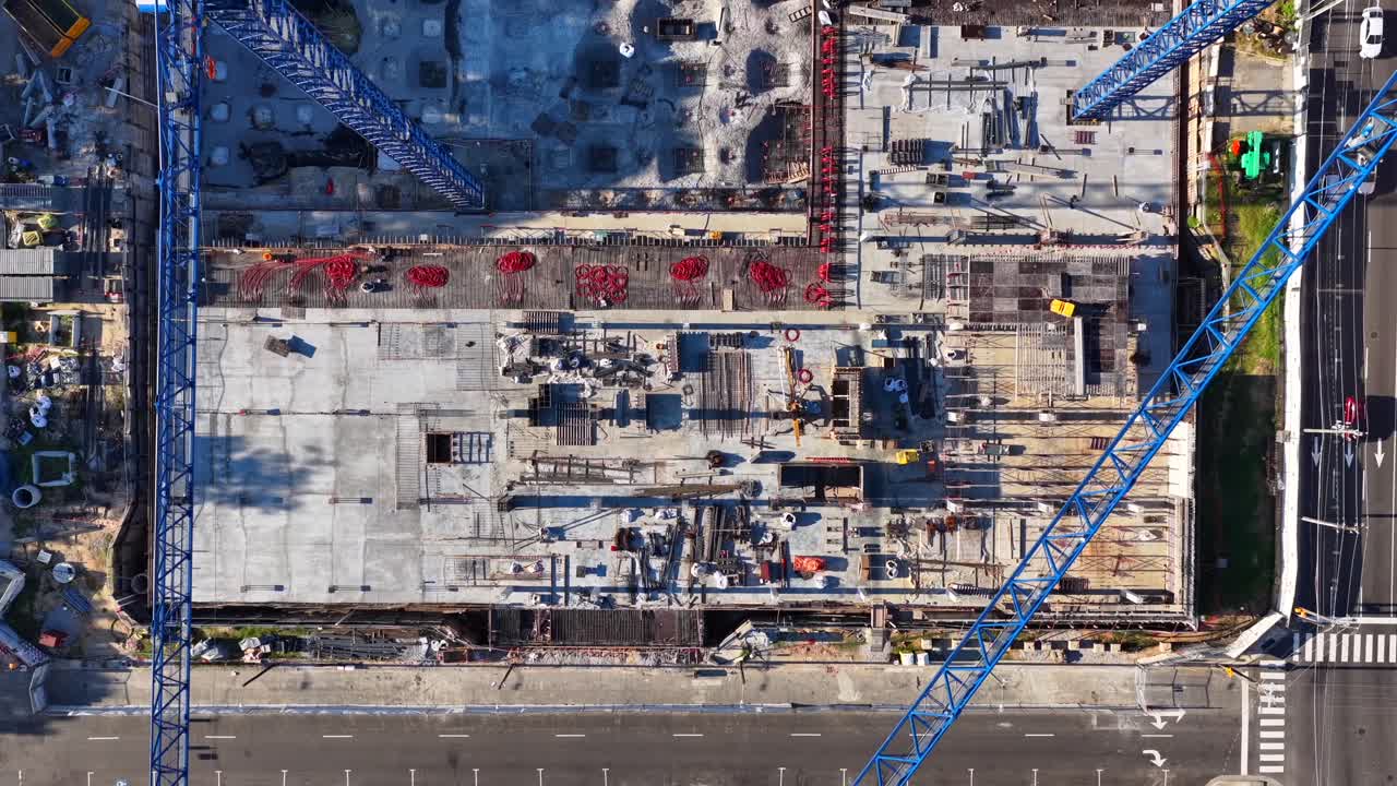 タワークレーンがある都心部の建設現場を空撮した俯瞰図