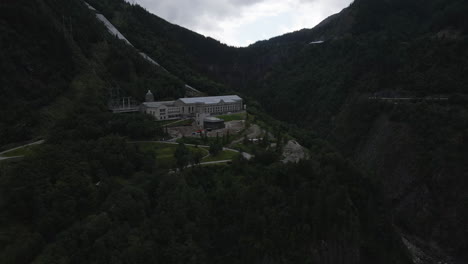 Toma-Aérea-De-Drones-De-Una-Planta-De-Energía-Cerca-De-Rjukan-Noruega