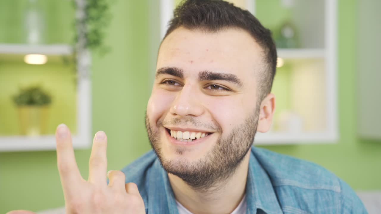 retrato de un hombre pensativo y confundido.