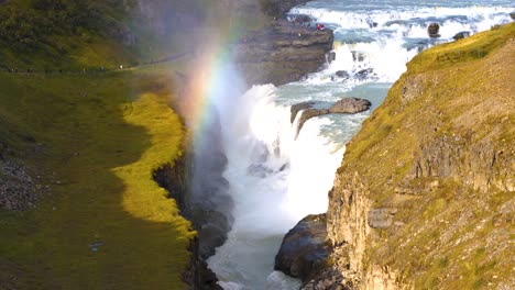 fotografía de un avión no tripulado de una impresionante cascada en el sur de islandia con las grandes llanuras verdes en el fondo