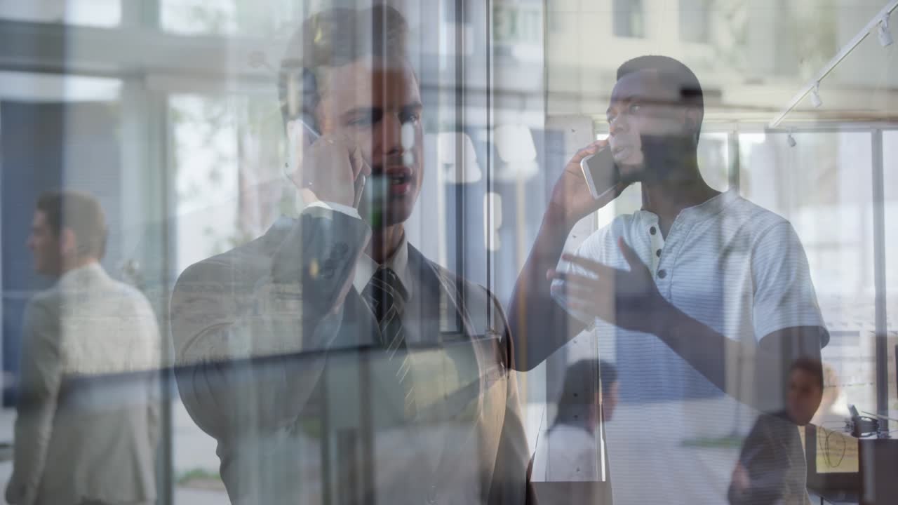 Animatie van een gestreste blanke zakenman die een telefoongesprek voert met een Afro-Amerikaanse man die een smartphone gebruikt