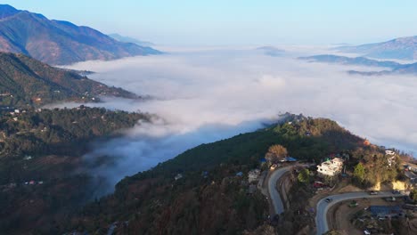 Nube-Colgando-Sobre-El-Terreno