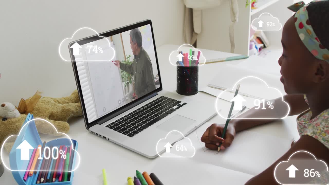 노트북을 사용하여 고위 부부 위의 아이콘과 연결 네트워크의 애니메이션