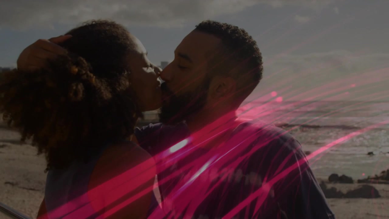 Uomo che alza la mano verso una donna, coppia che si avvicina baciandosi per amore, strisce rosa che scorrono da destra a sinistra.