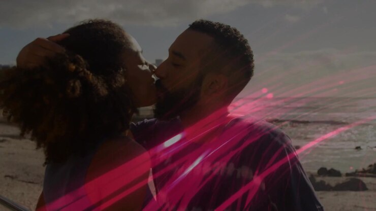 Homme levant la main vers une femme, couple se penchant pour s'embrasser par amour, traînées roses balayant de droite à gauche