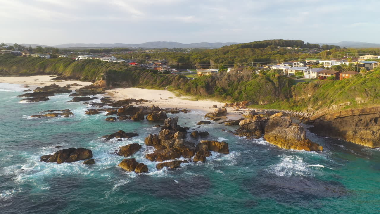 forster ciudad costera nueva gales del sur australia, vista aérea de las olas y la playa