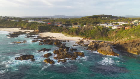 Forster-Ciudad-Costera-Nueva-Gales-Del-Sur-Australia,-Vista-Aérea-De-Las-Olas-Y-La-Playa