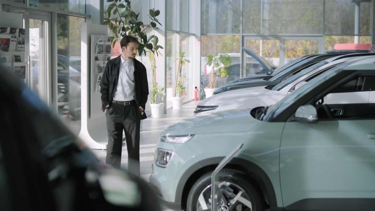 hombre en un concesionario de coches