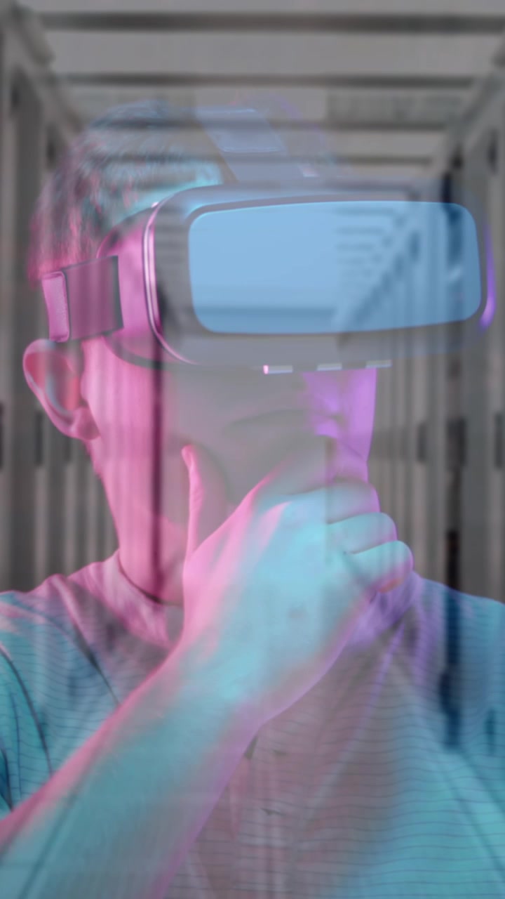 Animazione di uomini che utilizzano visori VR in una sala server
