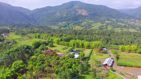 Casas-Adosadas-En-Una-Villa-Con-Exuberante-Follaje-Verde-Y-Montañas-Nubladas-En-Jarabacoa,-República-Dominicana