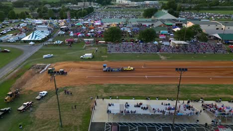 vista aérea de aviones no tripulados de la tracción de tractores en el recinto ferial