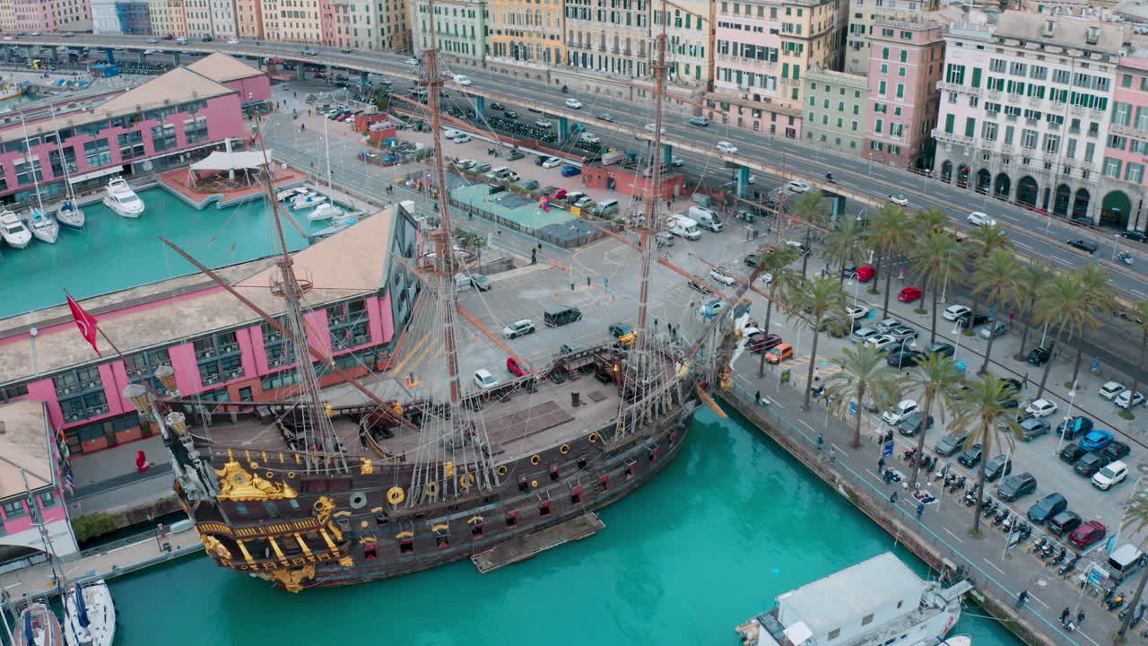 제노아 해안가에 정박한 해왕성 스페인 갤리온 선 복제선