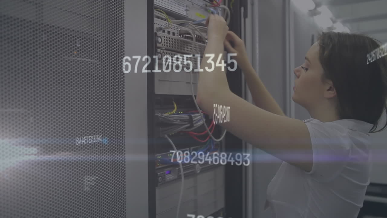 animación del procesamiento de datos sobre la mujer caucásica por servidores informáticos