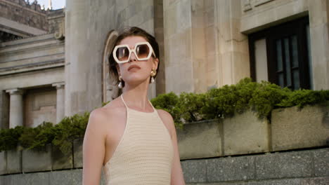 mujer elegante poniéndose las gafas de sol