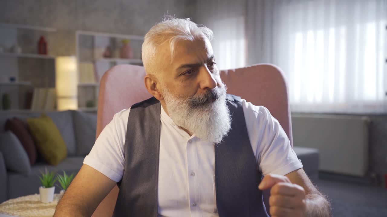 hombre maduro ansioso y estresado.