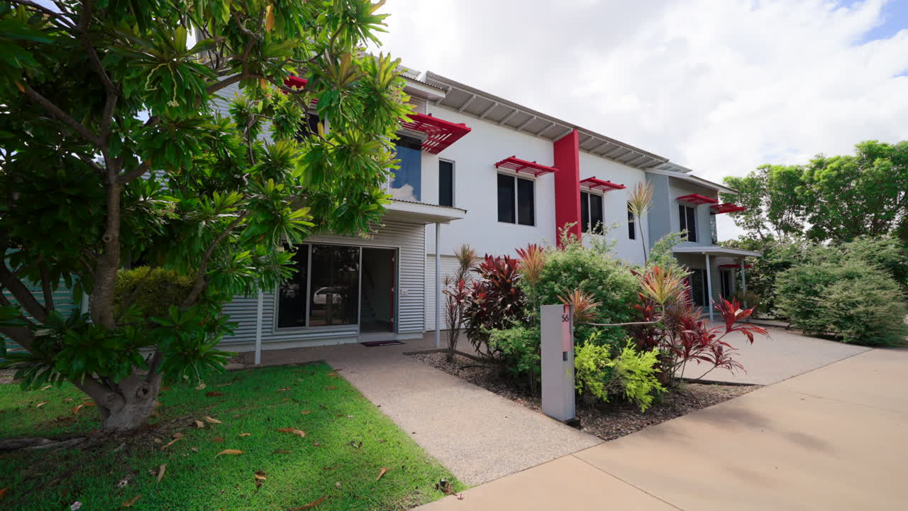 멋진 정원 과 파동 된 사이딩 을 가진 큰 열대 도시 정면