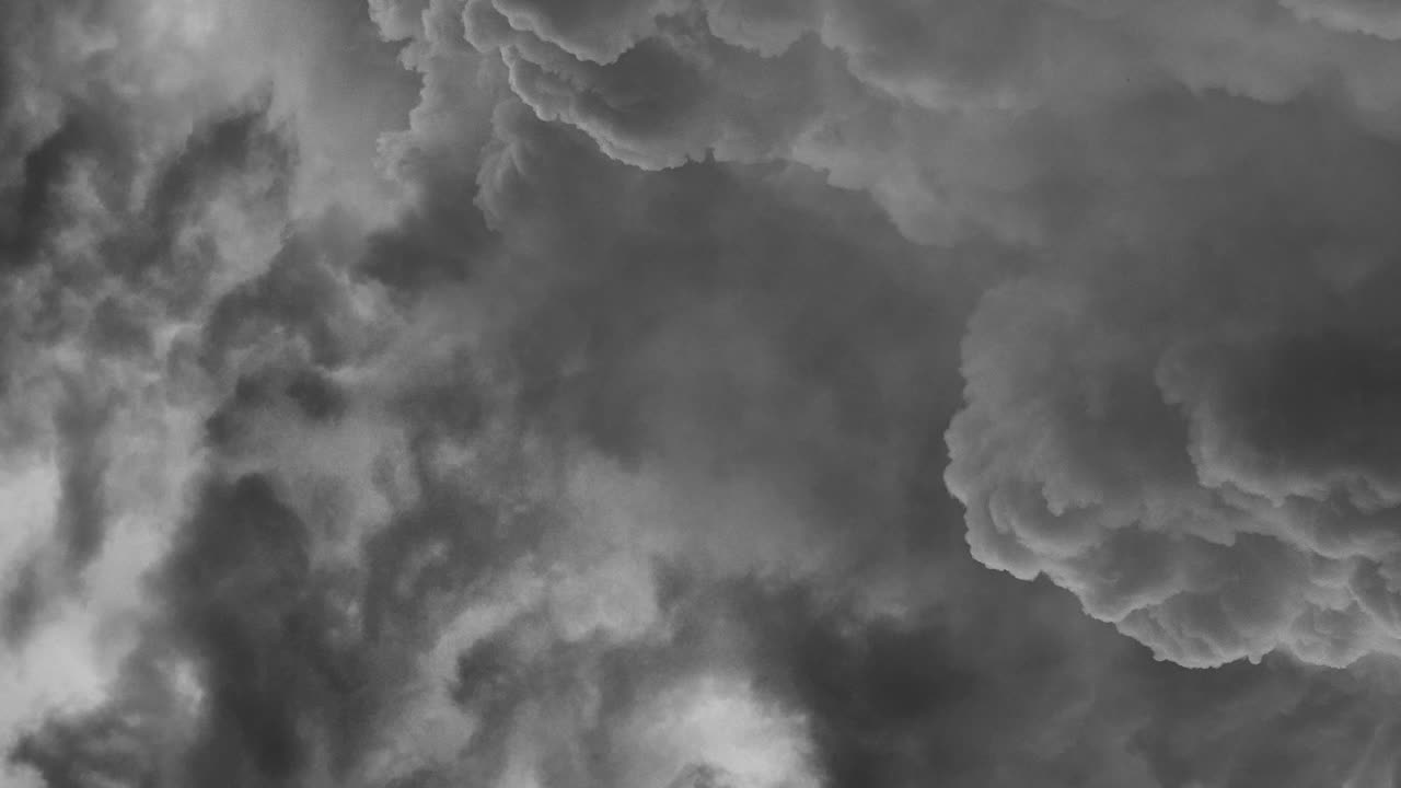 하늘에 어두운 회색 구름과 번개 번개