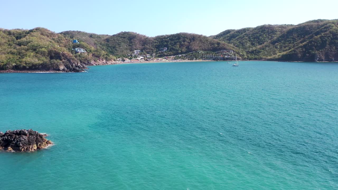 멕시코의 태평양 연안에 있는 작은 열대 마을의 해변에서 놀라운 드론 보기