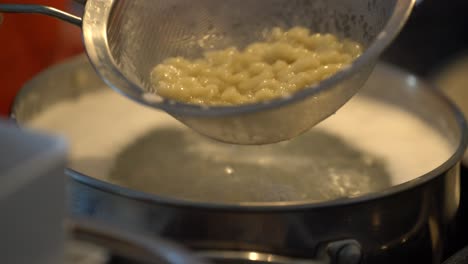 Haciendo-Comida-Nacional-De-Eslovaquia-En-Casa,-Delicioso-Halusky-Sacado-De-La-Olla