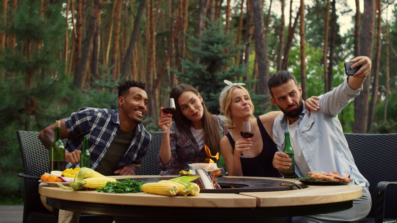 Amici sorridenti che si fanno un selfie all'aperto. Persone felici che si fanno una foto con lo smartphone.