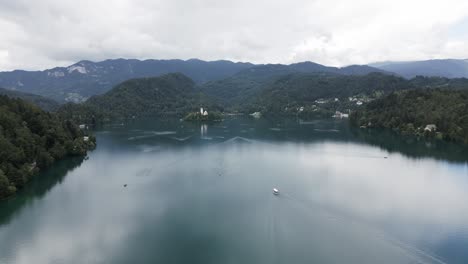 Isla-En-Un-Lago-Con-Una-Gran-Iglesia