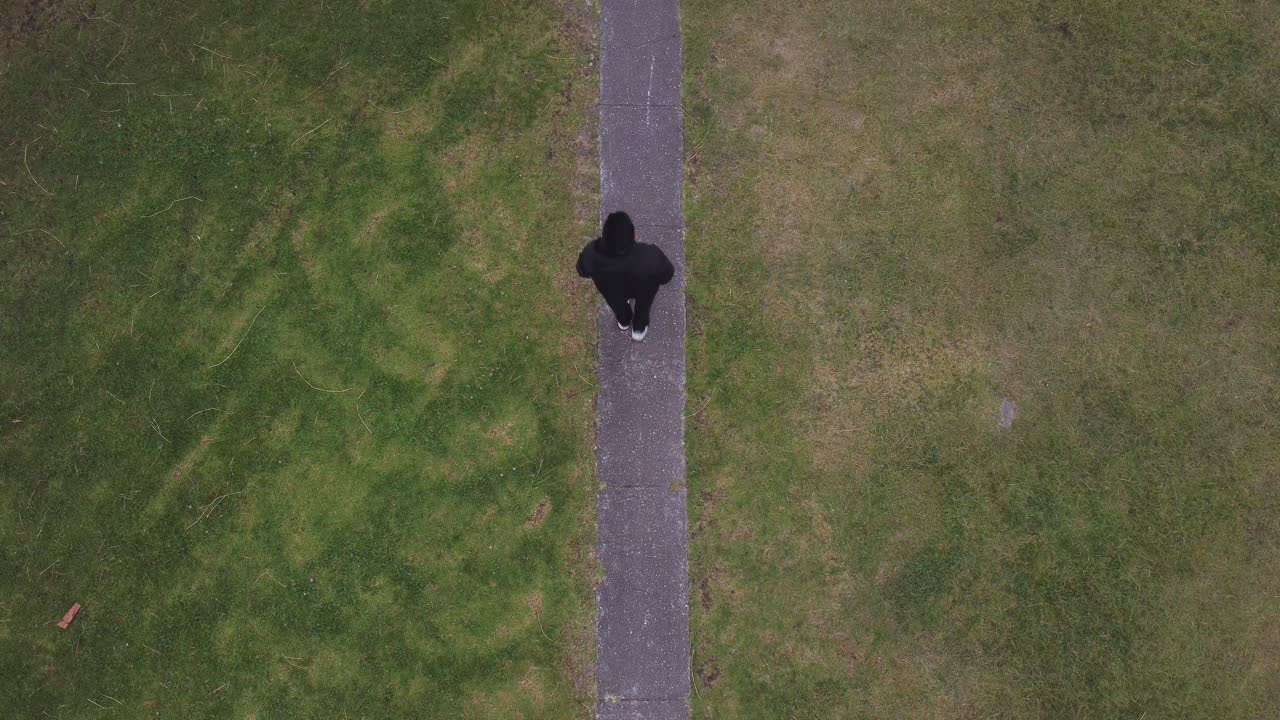 공원에서 산책하는 남자