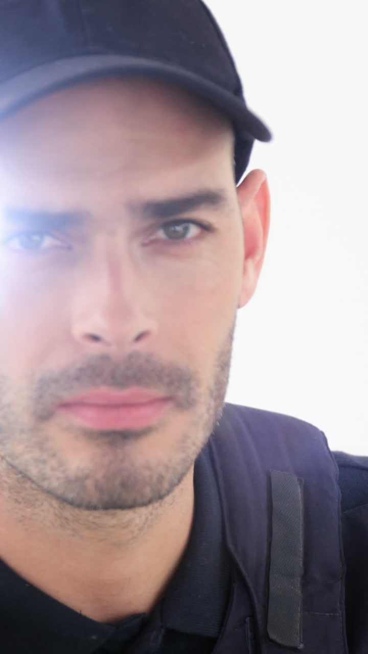 guardia de seguridad sosteniendo una antorcha en fondo blanco