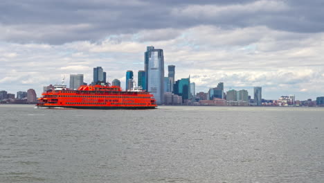 the east river separates manhattan from brooklyn and queens