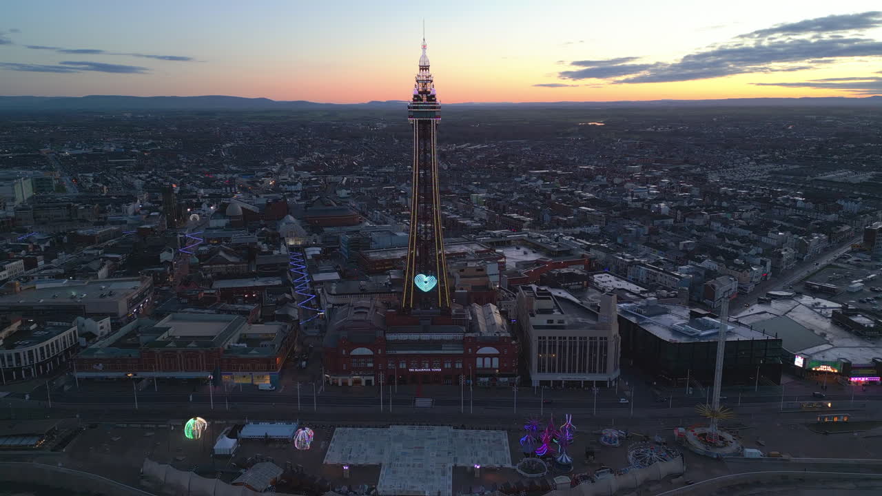 torre de blackpool al amanecer en invierno acercándose desde el frente al nivel de la plataforma de observación
