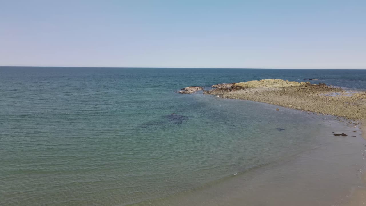 대서양의 엄마 미국 선체의 바위 해안선을 향해 앞으로 공중을 밀어냅니다.