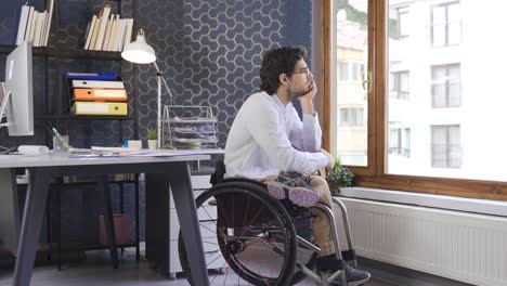 el joven trabajador de oficina discapacitado en silla de ruedas es considerado.