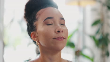 mujer en relajación pacífica