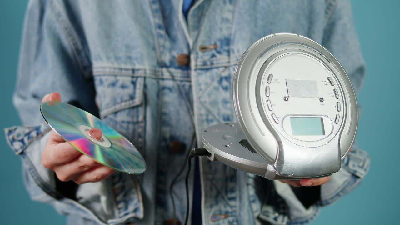 persona con un reproductor de cd portátil de época