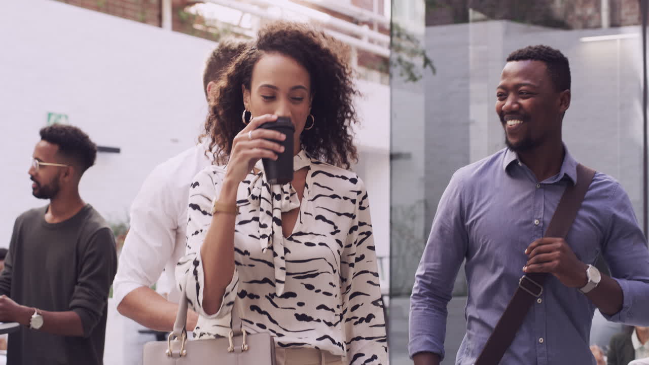 compañeros de trabajo felices disfrutando de la pausa para el café