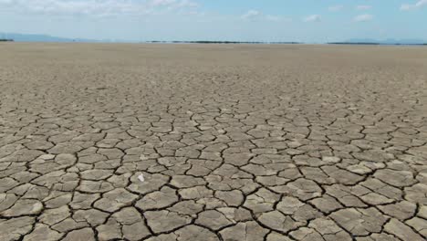 paso elevado de drones sobre el suelo agrietado de la isla casuarina debido al cambio climático y la sequía