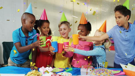 celebrando cumpleaños, niños con sombreros de fiesta con animación de confeti