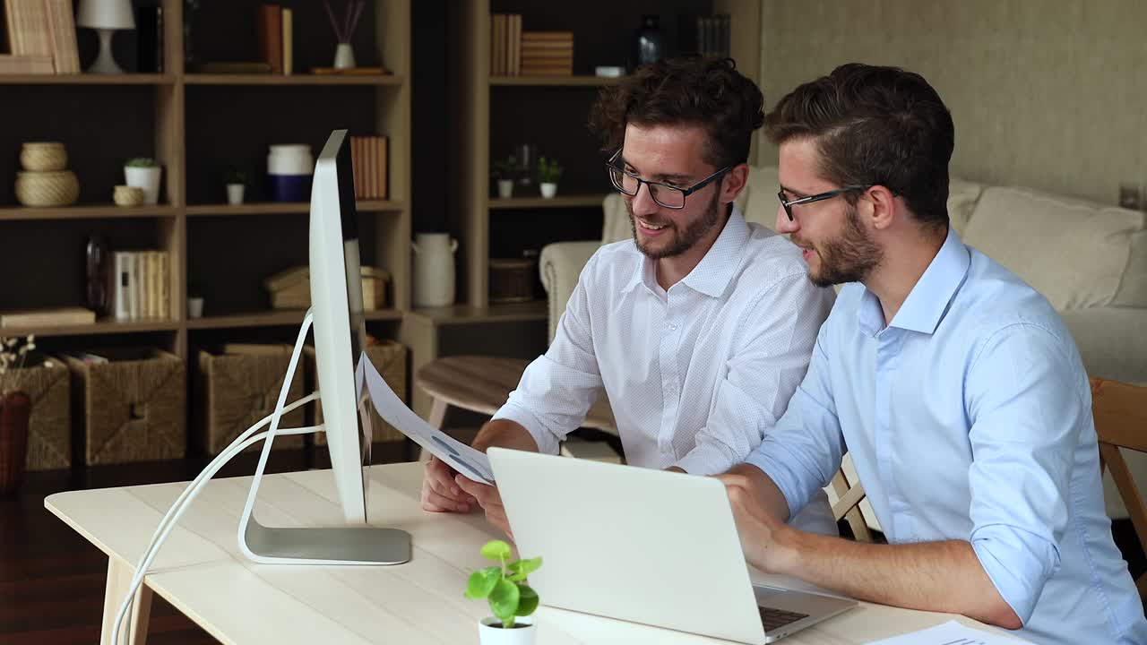 hombres de negocios gemelos manejan negocios familiares discuten el informe en el escritorio de la oficina