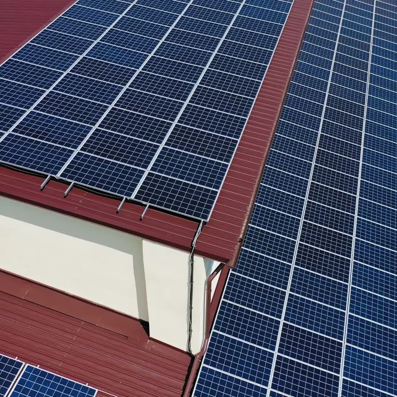 건물 지붕에 있는 태양광 패널