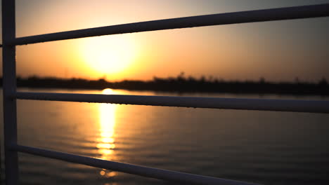 Atardecer-En-El-Río-Nilo-En-Egipto,-Barco-De-Vela-Navega-Por-El-Agua-Del-Antiguo-Río