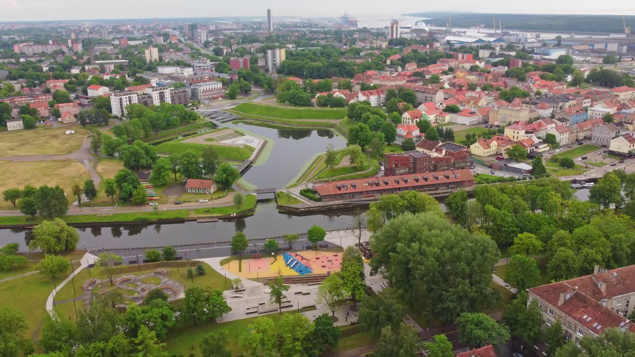 Città di Klaipeda con canali d'acqua, vista panoramica aerea orbitale