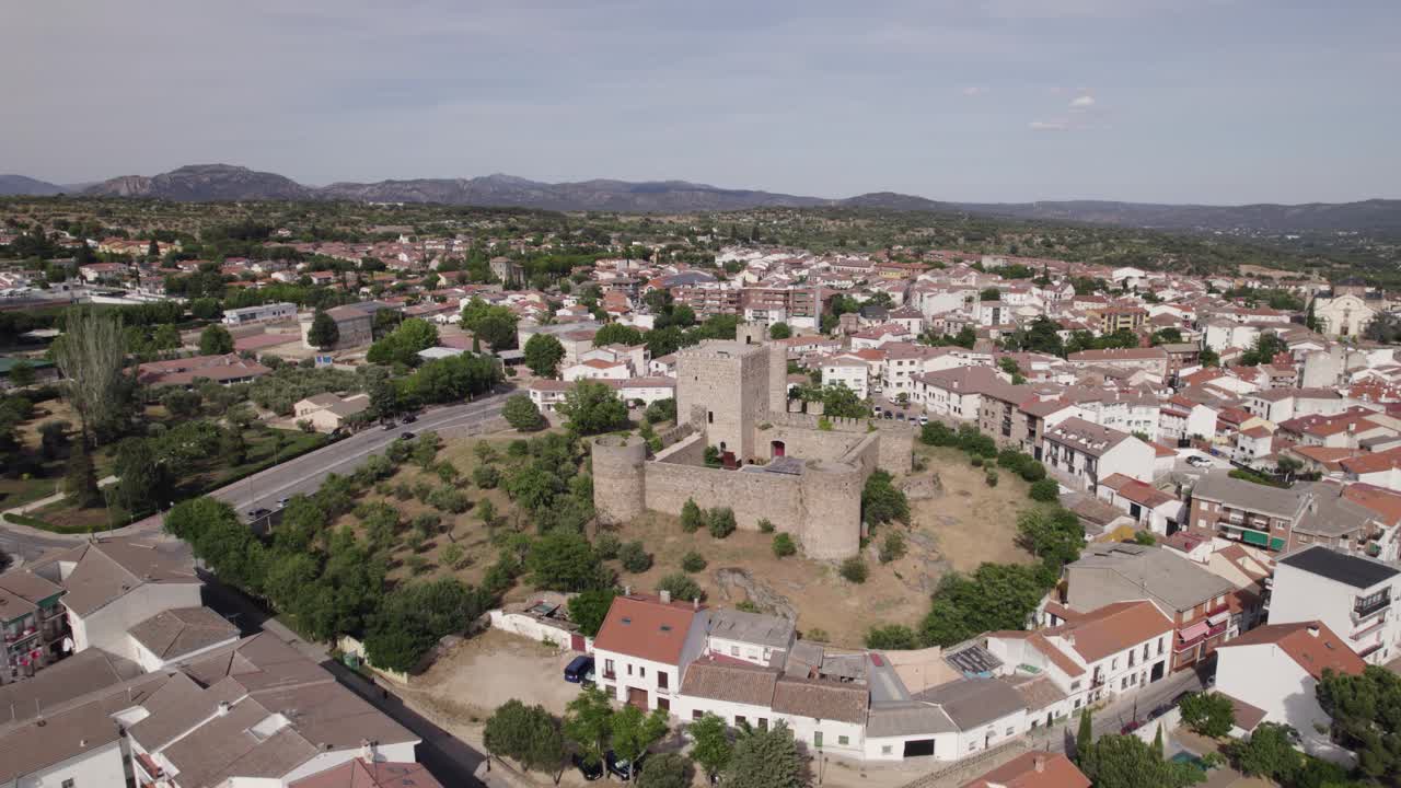 castillo preservado rodeado por una aldea rural española