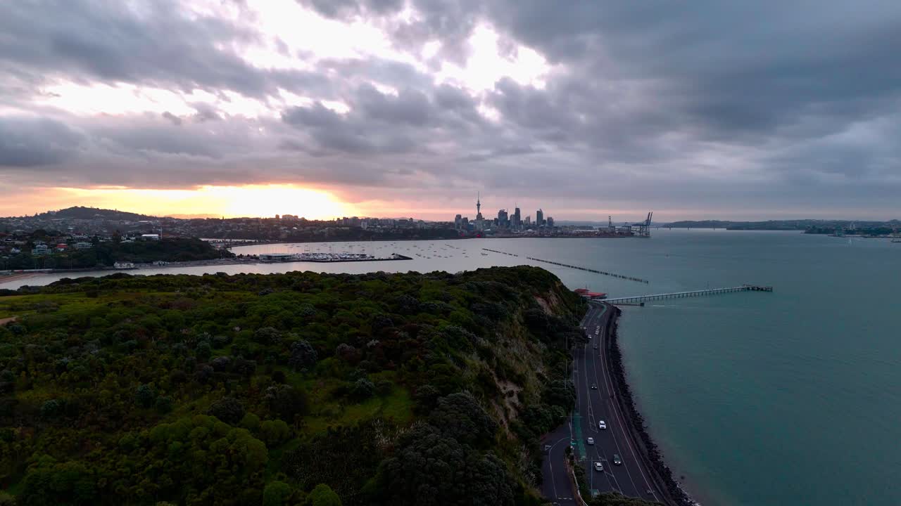 un vuelo de avión no tripulado muestra impresionantes vistas panorámicas del horizonte y el puerto de auckland