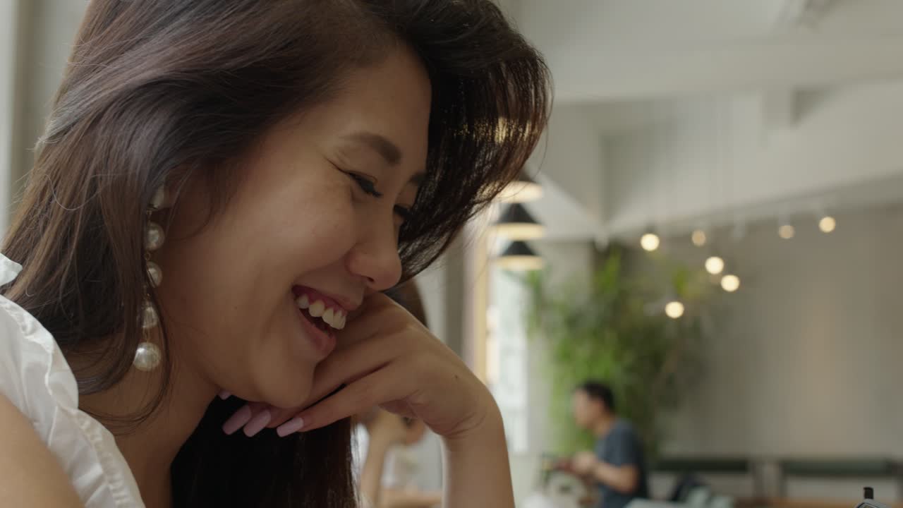 아름 다운 젊은 매력적인 아시아 여자 그녀의 태블릿에 인터넷 전화, 커피 숍에서 웃 고