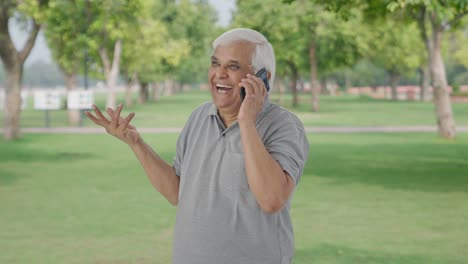 Feliz-Anciano-Indio-Hablando-De-Guardia-En-El-Parque