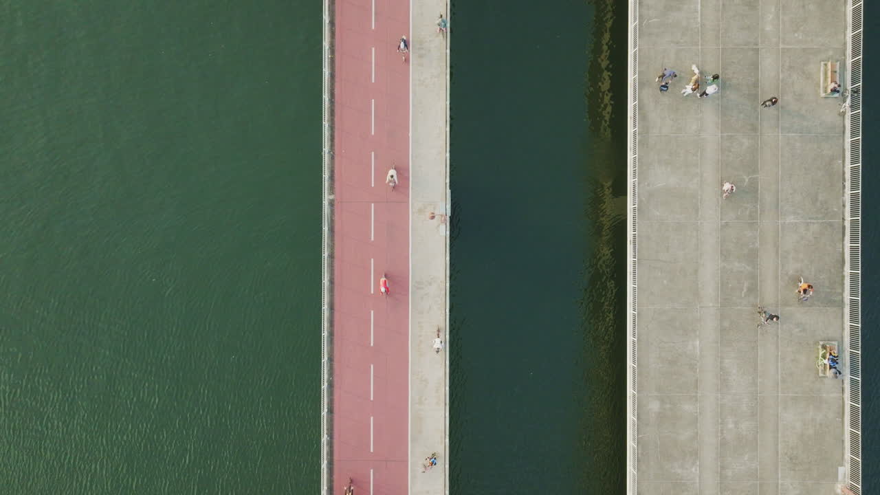 보행자와 자전거 이용자 모두를 위한 두 개의 평행 교량의 놀라운 드론 파노라마 샷