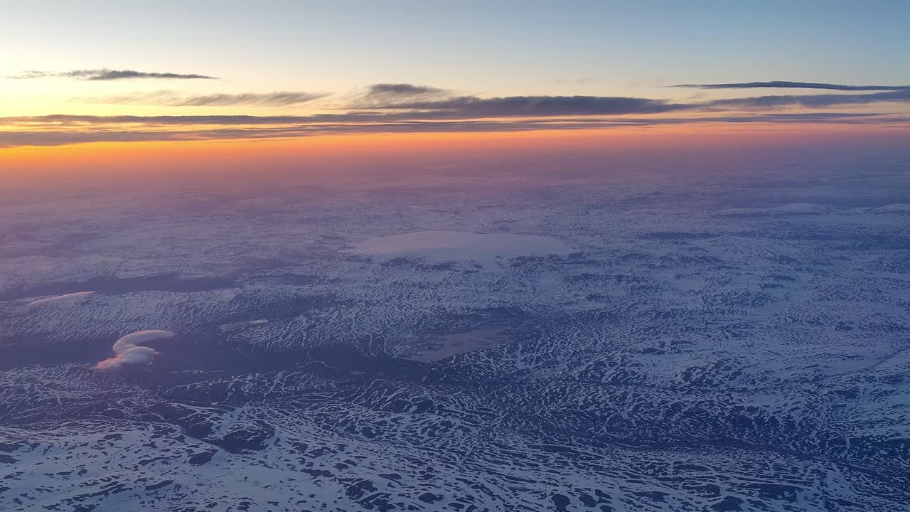 el glaciar hardangerjokulen rodeado por un paisaje montañoso visto desde una gran altitud descendiendo un avión durante la puesta de sol