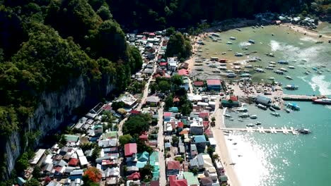 Toma-Aérea-De-La-Ciudad-De-El-Nido-Y-El-Muelle-De-Pasajeros,-El-Nido,-Palawan,-Filipinas