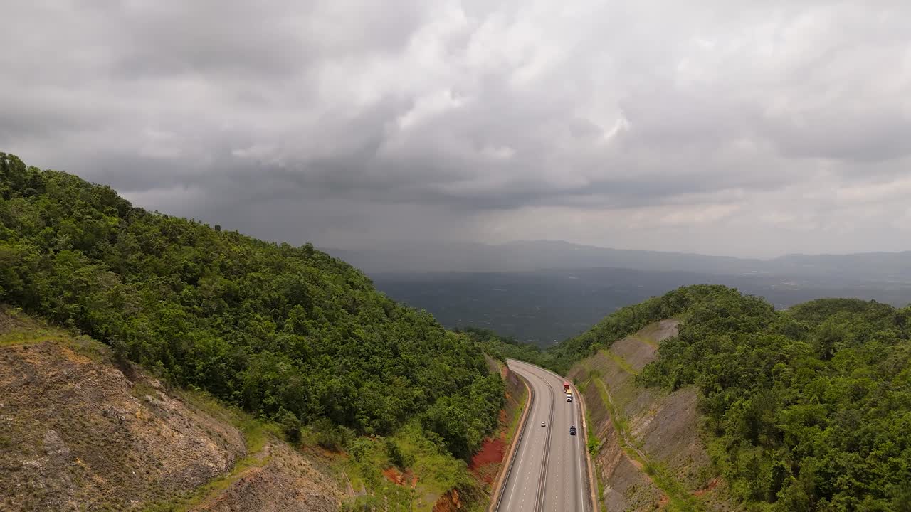 vista de avión no tripulado sobre las montañas de jamaica: vistas aéreas con la autopista 2000 carretera de peaje a kingston