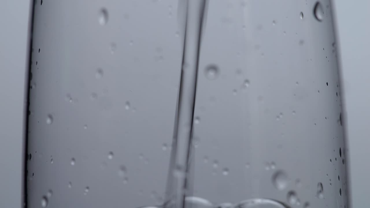 물 을 잔 에 부어 넣는 것